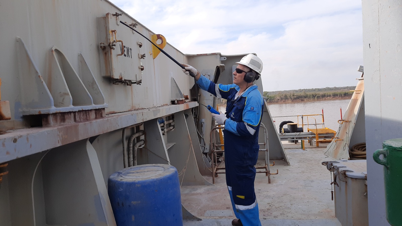 Capitán Javier Ángel Conti realizando una inspección a bordo